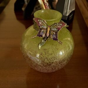 Jay Strongwater Olive Green Vase with Purple Butterfly